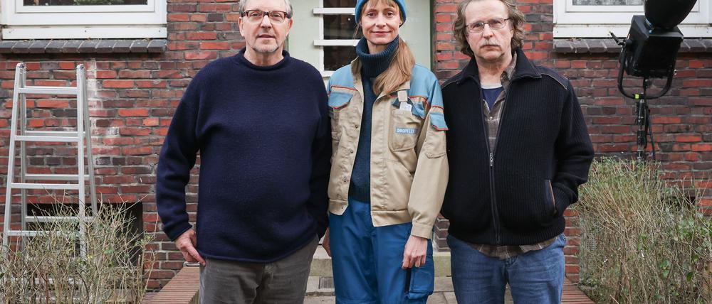 Olli Dittrich (links) und Bjarne Mädel versuchen in der NDR-Komödie „Prange“, die Aufmerksamkeit von Katharina Marie Schubert zu erlangen.