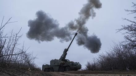 Eine ukrainische Brigade feuert eine Panzerhaubitze auf russische Frontstellungen in der Region Donezk in der Ostukraine (Symbolfoto).