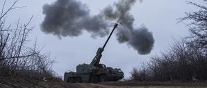 Eine ukrainische Brigade feuert eine Panzerhaubitze auf russische Frontstellungen in der Region Donezk in der Ostukraine (Symbolfoto).