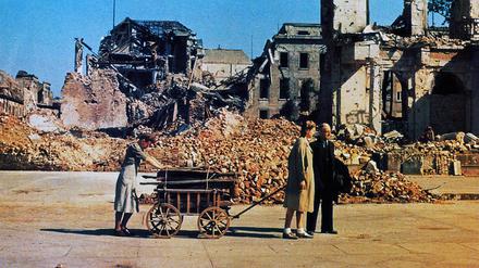 Nach Ende der Kämpfe kehrten die aus Berlin geflüchteten Menschen in ihre zerstörte Stadt zurück. Die Aufnahme entstand im Juni 1945. 
