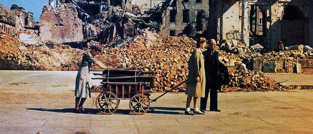 Nach Ende der Kämpfe kehrten die aus Berlin geflüchteten Menschen in ihre zerstörte Stadt zurück. Die Aufnahme entstand im Juni 1945. 
