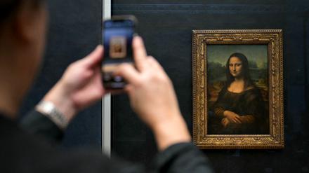 Ein Besucher fotografiert das Gemälde „La Joconde“ (die Mona Lisa) des italienischen Künstlers Leonardo Da Vinci. 