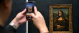 Ein Besucher fotografiert das Gemälde „La Joconde“ (die Mona Lisa) des italienischen Künstlers Leonardo Da Vinci. 
