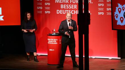 Bundeskanzler Olaf Scholz auf der Bühne im Festsaal Kreuzberg.