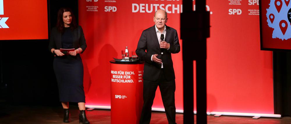 Bundeskanzler Olaf Scholz auf der Bühne im Festsaal Kreuzberg.