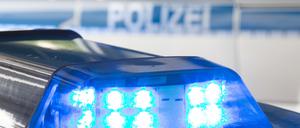 Ein Blaulicht leuchtet auf dem Dach eines Polizeiwagens.