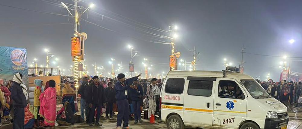 Ein Krankenwagen verlässt den Ort einer Massenpanik beim weltgrößten Pilgerfest in Indien. (Foto aktuell)