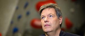Robert Habeck (Bündnis 90/Die Grünen), Bundesminister für Wirtschaft und Klimaschutz und Spitzenkandidat der Grünen zur Bundestagswahl, besucht das Kletterzentrum des deutschen Alpenvereins (DAV) und gibt dort ein Fernseh-Interview. 