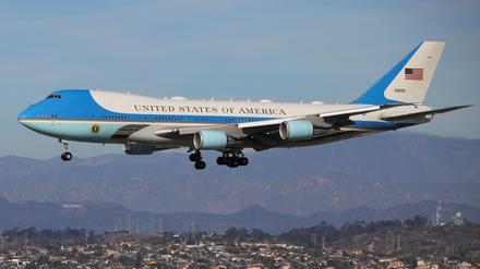 Die Air Force One mit US-Präsident Donald Trump an Bord nähert sich dem internationalen Flughafen von Los Angeles (Symbolbild).