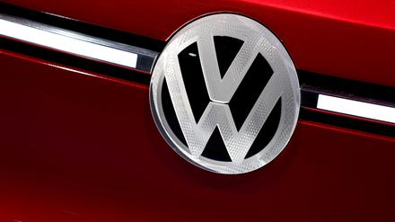 VW-Logo an rotem Auto. Die vom US-Präsidenten angekündigten Zölle auf Autoimporte setzen den VW-Konzern und seine Töchter Audi und Porsche unter Zugzwang.