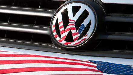 Die US-Fahne spiegelt sich in Chattanooga (US-Bundesstaat Tennessee) in Logo und Kühlergrill eines Volkswagen-Fahrzeugs. 