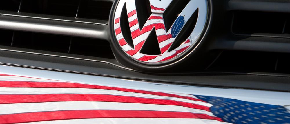Die US-Fahne spiegelt sich in Chattanooga (US-Bundesstaat Tennessee) in Logo und Kühlergrill eines Volkswagen-Fahrzeugs.