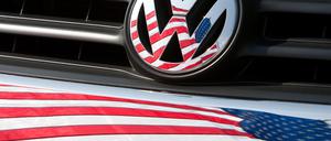Die US-Fahne spiegelt sich in Chattanooga (US-Bundesstaat Tennessee) in Logo und Kühlergrill eines Volkswagen-Fahrzeugs. 