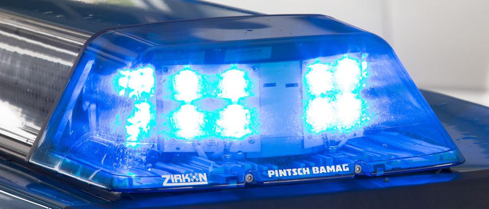 Die Polizei rückt mit großem Aufgebot zu Durchsuchungen in fünf Bundesländern aus. (Symbolbild)