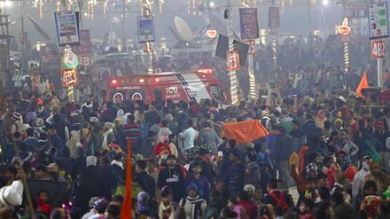 Ein Krankenwagen fährt nach einer Massenpanik während des Hindu-Festes Kumbh Mela durch eine Menschenansammlung.