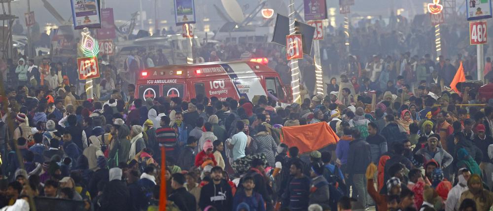 Ein Krankenwagen fährt nach einer Massenpanik während des Hindu-Festes Kumbh Mela durch eine Menschenansammlung.