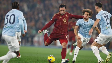 Die AS Rom mit Mats Hummels (Mitte) trifft in der Europa League auf Eintracht Frankfurt.