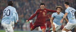 Die AS Rom mit Mats Hummels (Mitte) trifft in der Europa League auf Eintracht Frankfurt.