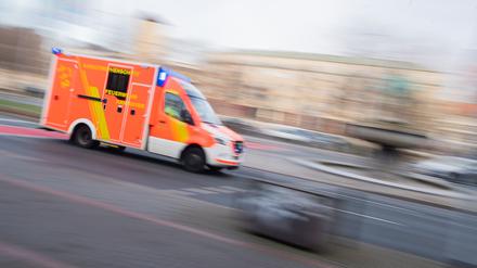 Eine ältere Frau stirbt, nachdem sie von einem Auto beim Einparken angefahren wurde. (Symbolfoto)