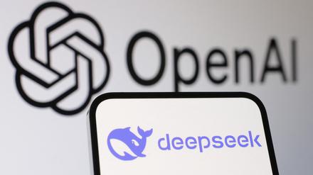 Die Logos von Deepseek und OpenAI (Symbolbild)