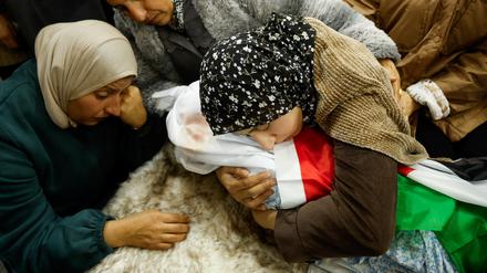 Taima, die Mutter der zweijährigen Laila al-Khatib, die in ihrem Haus in Dschenin während eines israelischen Hausstürmung getötet wurde, bei der Beerdigung. 