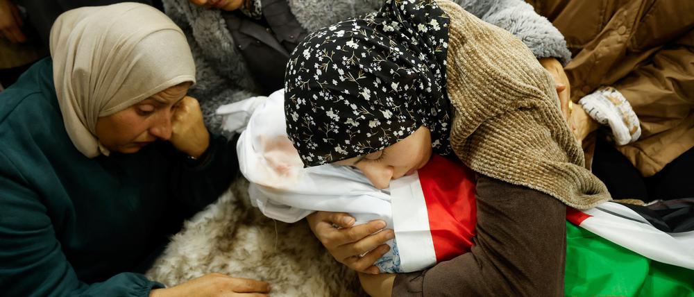 Taima, die Mutter der zweijährigen Laila al-Khatib, die in ihrem Haus in Dschenin während eines israelischen Hausstürmung getötet wurde, bei der Beerdigung.