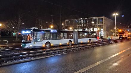 Am Dienstagabend geriet ein Bus in Potsdam am Platz der Einheit ins Gleisbett.