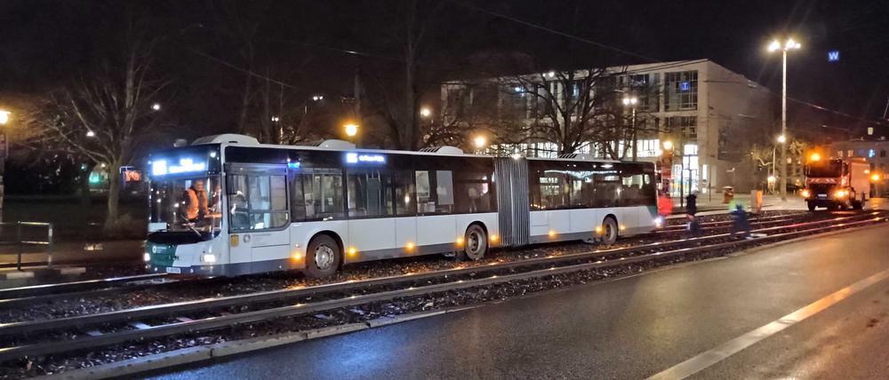 Am Dienstagabend geriet ein Bus in Potsdam am Platz der Einheit ins Gleisbett.