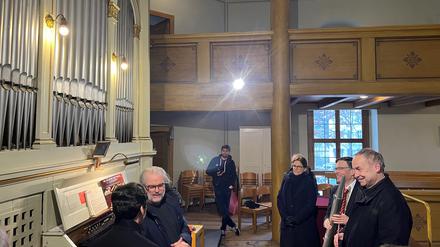 Andreas Schulz, Vorsitzender des Vorstandes der MBS, neben ihm Björn Geyer, MBS-Filialdirektor in Babelsberg. Links der Vorsitzende des Gemeindekirchenrates Arndt Gilka-Bötzow.