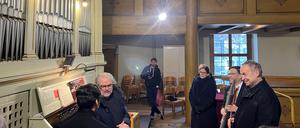 Andreas Schulz, Vorsitzender des Vorstandes der MBS, neben ihm Björn Geyer, MBS-Filialdirektor in Babelsberg. Links der Vorsitzende des Gemeindekirchenrates Arndt Gilka-Bötzow.