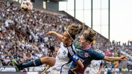Viel los am Millerntor beim Pokal-Derby 2023, das der HSV bei St. Pauli vor knapp 20.000 Fans 7:1 gewann.