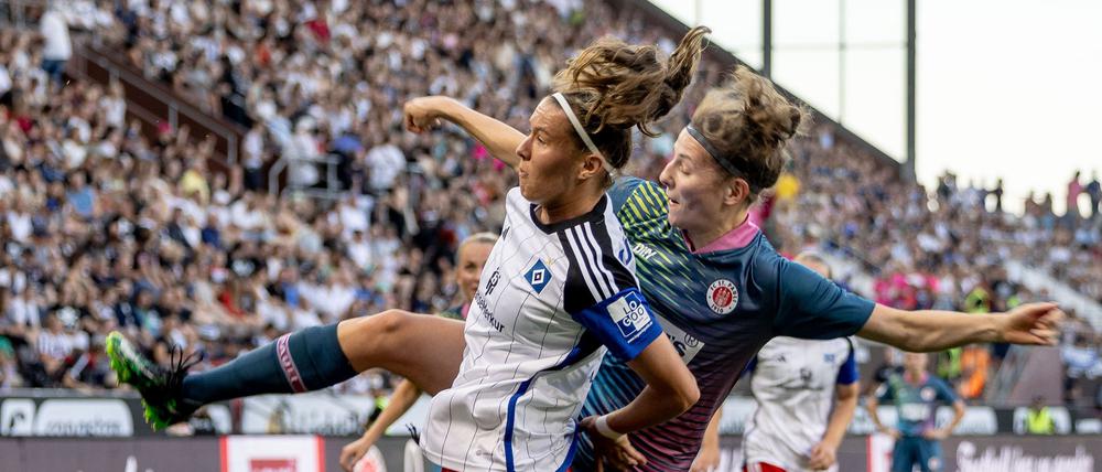 Viel los am Millerntor beim Pokal-Derby 2023, das der HSV bei St. Pauli vor knapp 20.000 Fans 7:1 gewann.