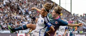 Viel los am Millerntor beim Pokal-Derby 2023, das der HSV bei St. Pauli vor knapp 20.000 Fans 7:1 gewann.
