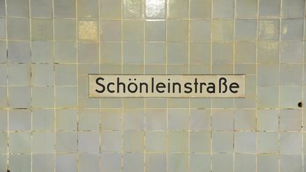 Zu der Attacke kam es am späten Dienstagabend im U-Bahnhof Schönleinstraße. (Symbolbild)