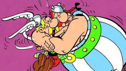 Asterix und Obelix herzen sich im Band „Die große Überfahrt“, der 1975 erschienen ist. Albert Uderzo zeichnete, René Goscinny schrieb die Texte.