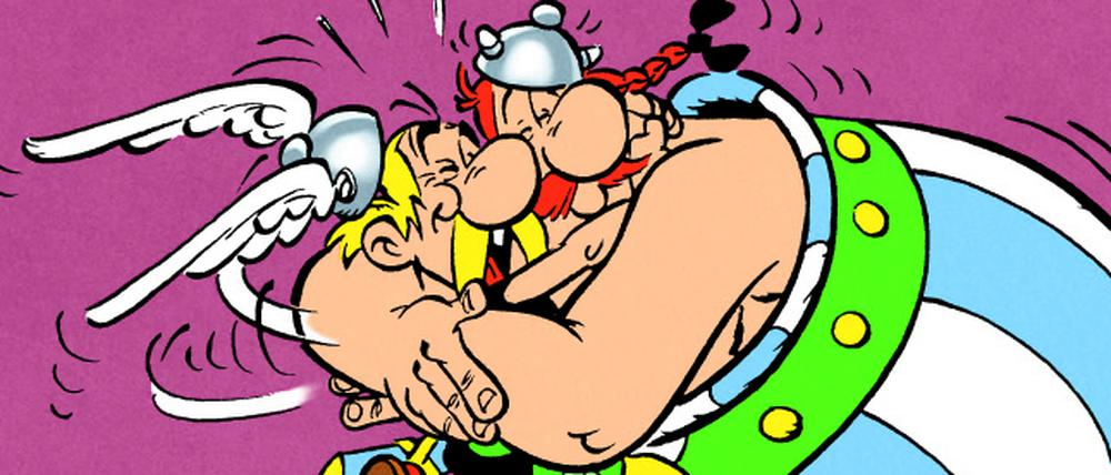 Asterix und Obelix herzen sich im Band „Die große Überfahrt“, der 1975 erschienen ist. Albert Uderzo zeichnete, René Goscinny schrieb die Texte.