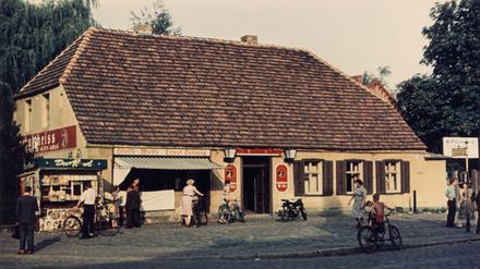 Zum Alten Krug. Das traditionelle Restaurant in Alt-Rudow war um 1958 genauso beliebt wie heute.
