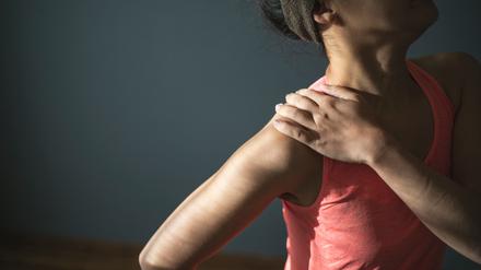 Nach einem harten Training schmerzen die Muskeln – aber warum? Schuld sind winzige Risse in den Muskeln. 