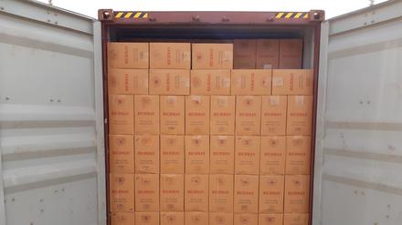 Ein Foto des Zolls soll einen mit unversteuerten Zigaretten beladenen Container zeigen.