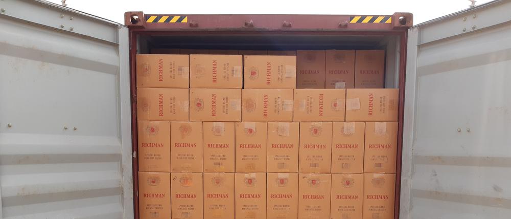 Ein Foto des Zolls soll einen mit unversteuerten Zigaretten beladenen Container zeigen.