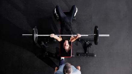 Einfach trainieren? Für viele Frauen ist das im Gym nicht so einfach. 