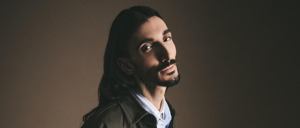 Julian Daynov ist Modemacher, Trendscout und Markenberater. Mit seinem Projekt Neudeutsch will er deutschen Designern Sichtbarkeit verschaffen.