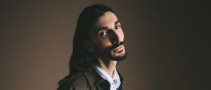 Julian Daynov ist Modemacher, Trendscout und Markenberater. Mit seinem Projekt Neudeutsch will er deutschen Designern Sichtbarkeit verschaffen.