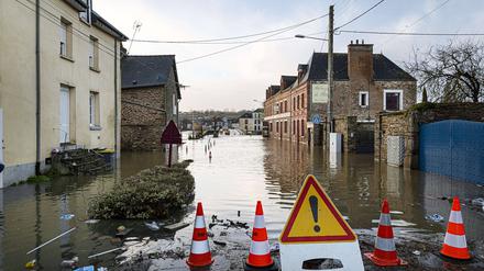 Im Ort Redon südwestlich von Rennes stehen mehrere Straßen im Zentrum unter Wasser.
