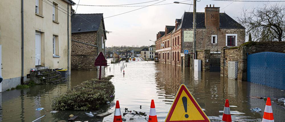 Im Ort Redon südwestlich von Rennes stehen mehrere Straßen im Zentrum unter Wasser.