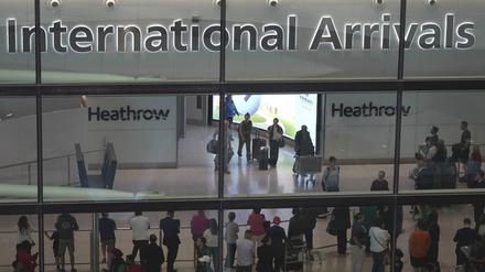 Passagiere kommen am International Arrivals auf dem Flughafen Heathrow in London an. 