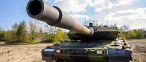 Ein Kampfpanzer der Bundeswehr vom Typ Leopard 2 A7V steht auf dem Übungsplatz. 