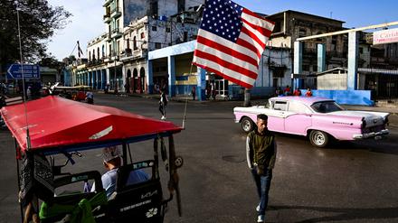 Eine Straßenszene in Havanna mit einer wehenden US-Flagge.
