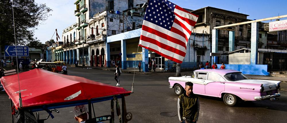 Eine Straßenszene in Havanna mit einer wehenden US-Flagge.