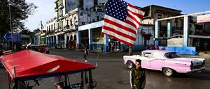 Eine Straßenszene in Havanna mit einer wehenden US-Flagge.